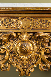 Een Italiaanse rijkgesculpteerde vergulde houten console met marmeren blad, 19e eeuw