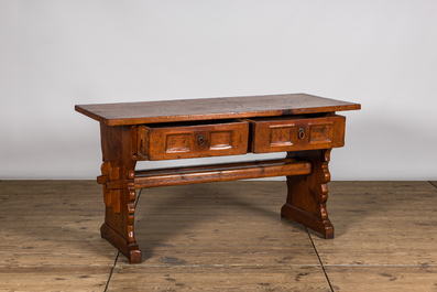 Een Duitse dennenhouten tafel, 19e eeuw
