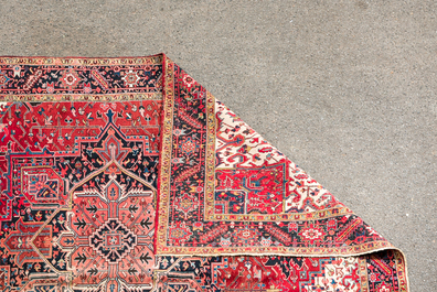 Een groot rechthoekig ornamentaal oosters Heriz tapijt, 1e helft 20e eeuw