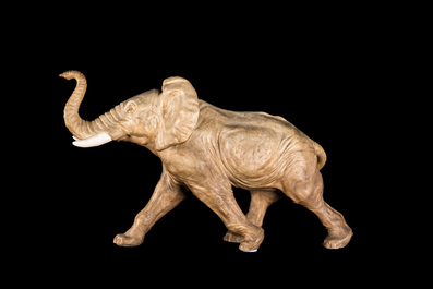 Een grote polychrome terracotta sculptuur van een olifant, 1e helft 20e eeuw