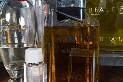 Een gevarieerde collectie parfumflacons, 20e eeuw