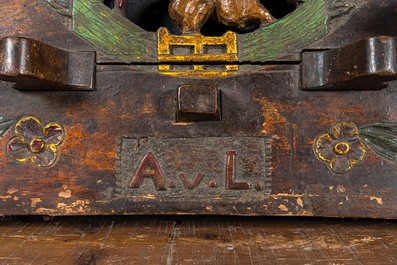 Deux fa&ccedil;ades d'un wagon de ferme en bois polychrome &agrave; d&eacute;cor de lion, 19&egrave;me