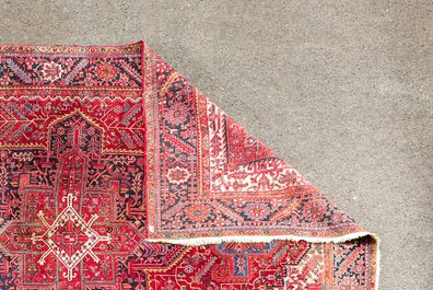 Un tapis oriental de type Heriz &agrave; d&eacute;cor floral et motifs g&eacute;om&eacute;triques, laine sur coton, 1er quart du 20&egrave;me