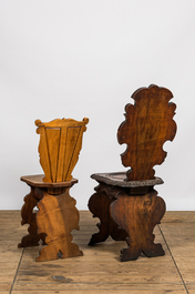 Twee Italiaanse houten sgabello's, waarvan &eacute;&eacute;n met mascarons, 19/20e eeuw