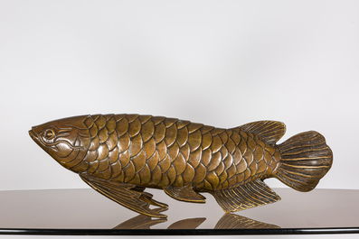 Een Japanse gepatineerd bronzen sculptuur van een koi, 19/20e eeuw