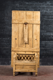 Een Ierse houten 'settle chair', 19e eeuw