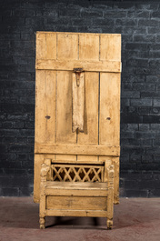 An Irish wooden settle chair, 19th C.