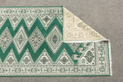 Un tapis oriental &agrave; d&eacute;cor de motifs g&eacute;om&eacute;triques, laine sur coton, 20&egrave;me