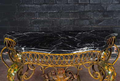 Une console en fer forg&eacute; polychrome de style Louis XV avec le dessus en marbre noir, 19&egrave;me