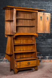 Armoire de style 'Arts &amp; Crafts' en bois dans le go&ucirc;t de Charles Rennie Mackintosh (1868-1928), 1&egrave;re moiti&eacute; du 20&egrave;me