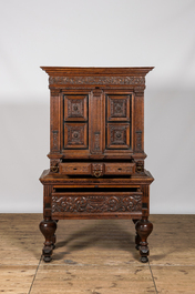 Cabinet sur pied en ch&ecirc;ne et bois noirci, 19&egrave;me avec des &eacute;l&eacute;ments plus anciens