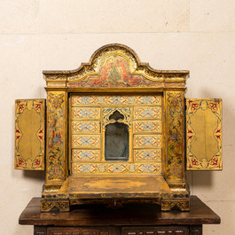 Een Italiaans verguld en beschilderd houten tafelkabinet in ori&euml;ntaalse stijl, 19e eeuw