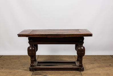 An oak wooden table with baluster legs, 17th C.