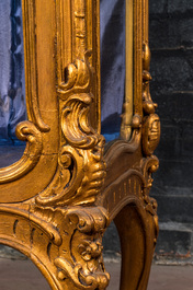 A richly carved gilt wooden Rococo-style display cabinet, 19th C.