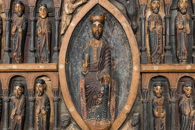 Panneau en bois &agrave; d&eacute;cor polychrome repr&eacute;sentant J&eacute;sus dans un m&eacute;daillon entour&eacute; des douze ap&ocirc;tres apr&egrave;s l'autel de Sant Pere &agrave; Ripoll, Espagne, 19&egrave;me