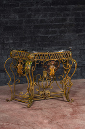 Une console en fer forg&eacute; polychrome de style Louis XV avec le dessus en marbre noir, 19&egrave;me