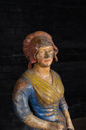 Een paar grote polychrome terracotta figuren van een vis- en fruitverkoopster, 19e eeuw