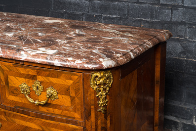 Een Franse mahoniehoutengefineerde commode met verguld bronzen monturen en marmeren blad, 18e eeuw