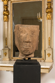 Een gesculpteerd stenen hoofd van Boedda, vermoedelijk Thailand, 13/14e eeuw