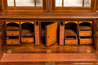 Een Engelse neoclassicistische mahoniehouten bibliotheekkast-secretaire met marqueterie, 19/20e eeuw