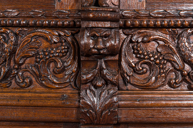 Armoire ou 'beeldenkast' en ch&ecirc;ne richement sculpt&eacute;, Flandres, 17&egrave;me