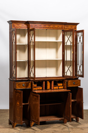Een Engelse neoclassicistische mahoniehouten bibliotheekkast-secretaire met marqueterie, 19/20e eeuw