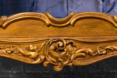 A richly carved gilt wooden Rococo-style display cabinet, 19th C.