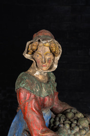 Een paar grote polychrome terracotta figuren van een vis- en fruitverkoopster, 19e eeuw