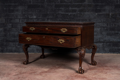 Een Engelse mahoniehouten lowboy met twee lades, 19e eeuw