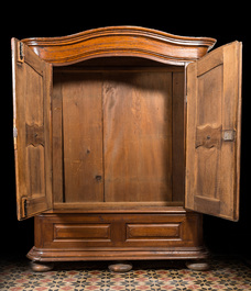 Een Duitse houten tweedeurskast, 18/19e eeuw