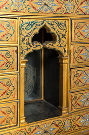 Cabinet de table en bois peint et dor&eacute; de style orientaliste, Italie, 19&egrave;me
