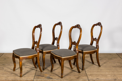 Vier Franse notenhouten stoelen met grijze bekleding, 20e eeuw