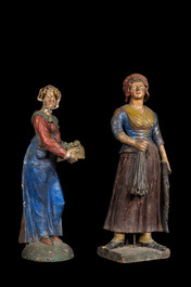 Een paar grote polychrome terracotta figuren van een vis- en fruitverkoopster, 19e eeuw