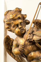 Deux anges en bois sculpt&eacute; dor&eacute; dont un jouant du violon, 19&egrave;me