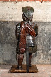 Une figure d'un noble &eacute;cossais en bois &agrave; d&eacute;cor polychrome, 19&egrave;me