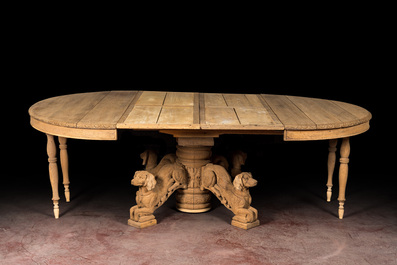 Een geloogde eikenhouten ovalen tafel op een rijkgesculpteerde centrale voet met honden, 19e eeuw