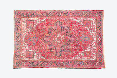 Un tapis oriental de type Heriz &agrave; d&eacute;cor floral et motifs g&eacute;om&eacute;triques, laine sur coton, 1er quart du 20&egrave;me