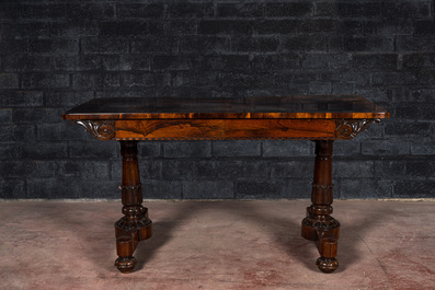 Een palissanderhouten gefineerde tafel, 19e eeuw