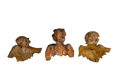 Drie Vlaamse houten engelhoofden, waarvan twee met polychroom decor, 17/18e eeuw