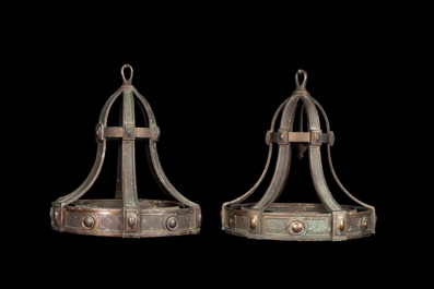 Quatre grands lustres en bronze en forme de cloche, 1&egrave;re moiti&eacute; 20&egrave;me