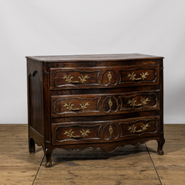 Une commode de style Louis XV en noyer, 18&egrave;me