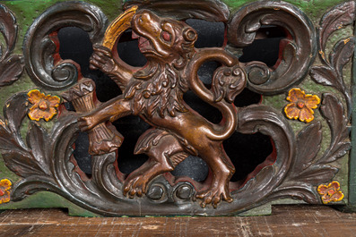 Deux fa&ccedil;ades d'un wagon de ferme en bois polychrome &agrave; d&eacute;cor de lion, 19&egrave;me