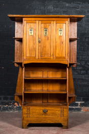 Armoire de style 'Arts &amp; Crafts' en bois dans le go&ucirc;t de Charles Rennie Mackintosh (1868-1928), 1&egrave;re moiti&eacute; du 20&egrave;me