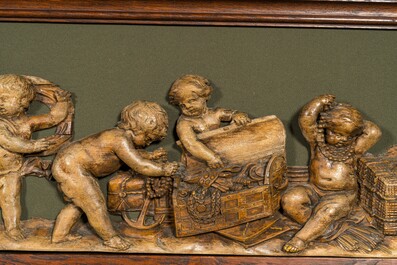 Een uitzonderlijk lang fraai gesculpteerd houten fries met allegorische voorstellingen met putti, 18e eeuw