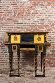 Een polychrome en vergulde houten 'troubadour' bureau, 19e eeuw