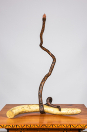 Sculpture en bois polychrome figurant un serpent s'enroulant une d&eacute;fense d'&eacute;l&eacute;phant, probablement Inde, vers 1900