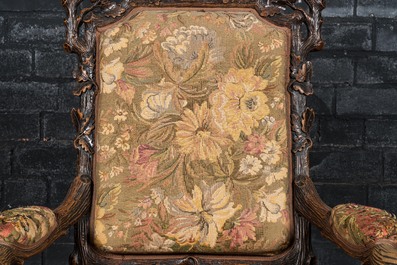 Un fauteuil en bois &agrave; d&eacute;cor de glands et de feuilles de ch&ecirc;ne, travail de la For&ecirc;t Noire, 19&egrave;me