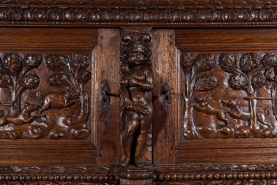 Armoire ou 'beeldenkast' en ch&ecirc;ne richement sculpt&eacute;, Flandres, 17&egrave;me