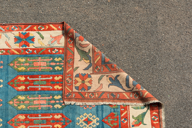 Een oosters wollen tapijt met floraal decor en geometrische motieven, 20e eeuw