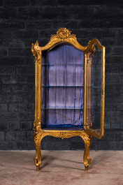 Een rijk gesculpteerde vergulde houten vitrine in Rococo-stijl, 19e eeuw